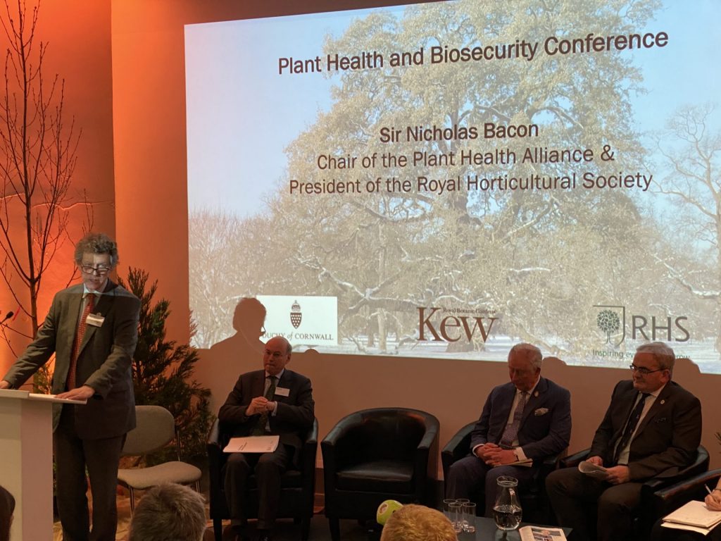 Auf Einladung von Sir Nicholas Bacon, Podiumsdiskussion zum Thema "Pflanzengesundheit und Biosecurity"