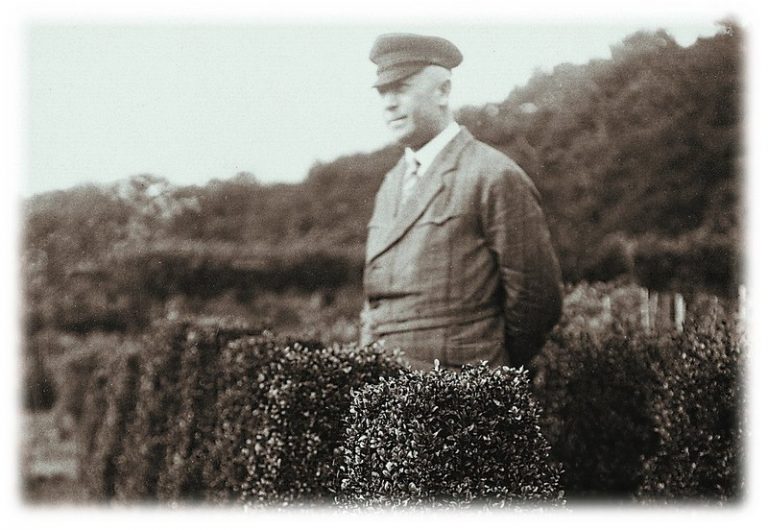 Joh. Bruns mit geschnittenen Buxus-Formen