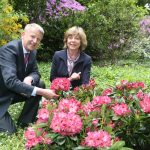 Daniela Schadt tauft Rhododendron-Neuheit in Berlin