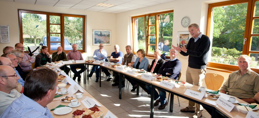 Niedersächsischer Regierungschef als Betriebspraktikant in der Baumschule Bruns