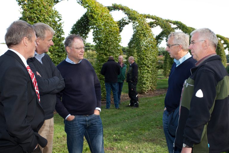 Niedersächsischer Regierungschef als Betriebspraktikant in der Baumschule Bruns